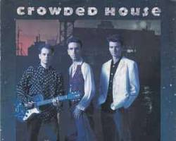 OscarBarbera7's tweet image. No es solo un lema de los 80, es una lección de vida: la adversidad vendrá a &apos;construir un muro entre nosotros&apos;, pero la esperanza y el amor siempre ganan. La voz de Neil Finn es pura magia melancólica. Es un himno. #CrowdedHouse #DontDreamItsOver #80sClassics&quot;