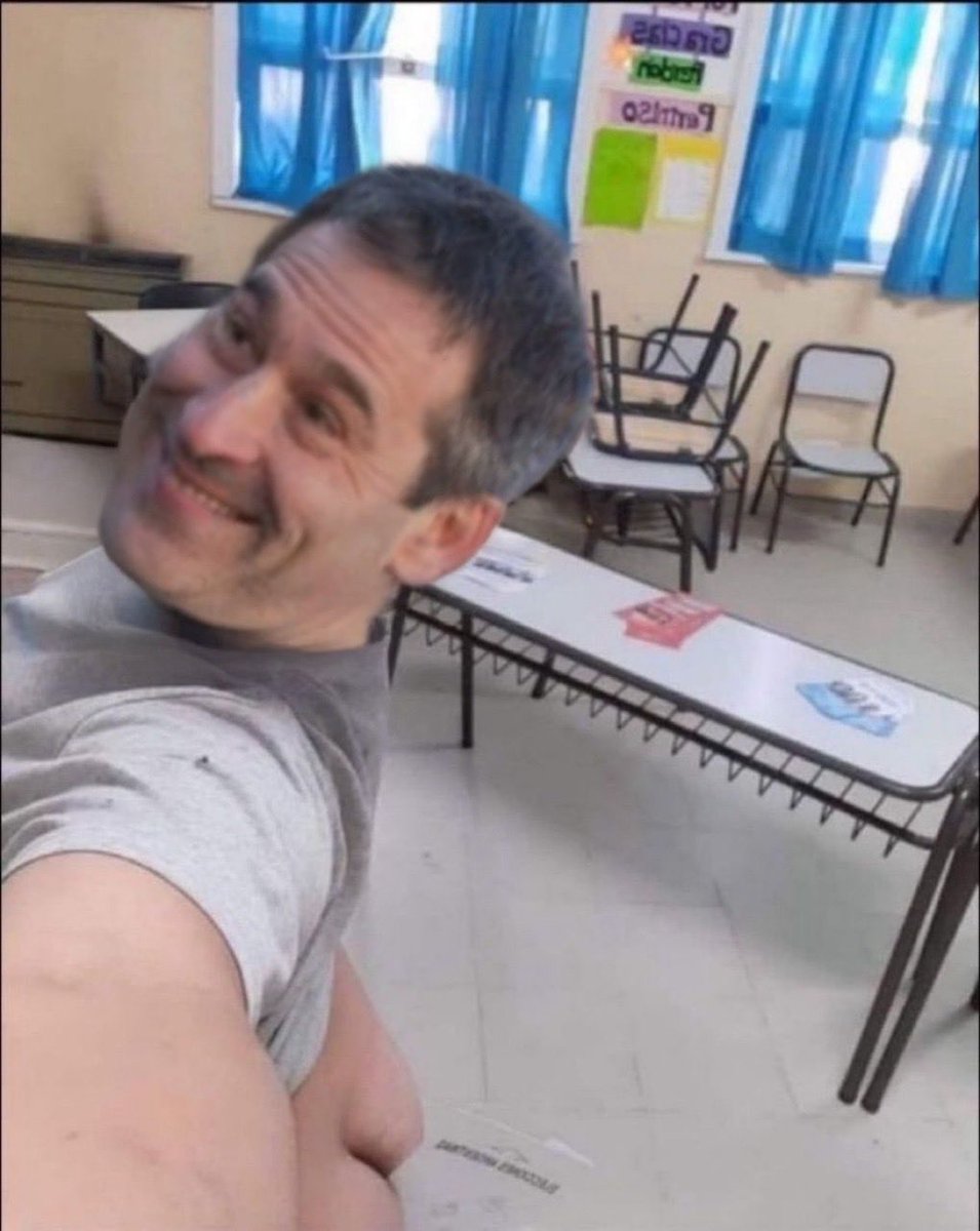 Me llega esta foto selfie del frustrado candidato a gobernador 📸

Dice que en estas elecciones si gana por 800 votos 🗳️😆