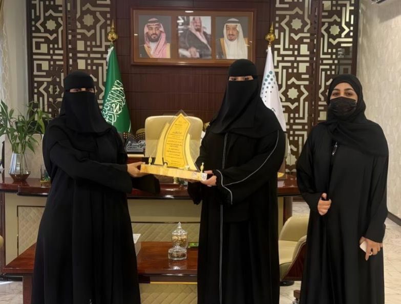 تكريم |
كرَّمت مدير عام #تعليم_جدة اليوم مديرة مدرسة منارات الغد الأهلية للبنات، تقديرًا لمبادرتها التربوية المتميزة “سأتعلم”، والتي تهدف لمنح مقاعد مجانية لطلبة مرحلة رياض الأطفال والطفولة المبكرة.