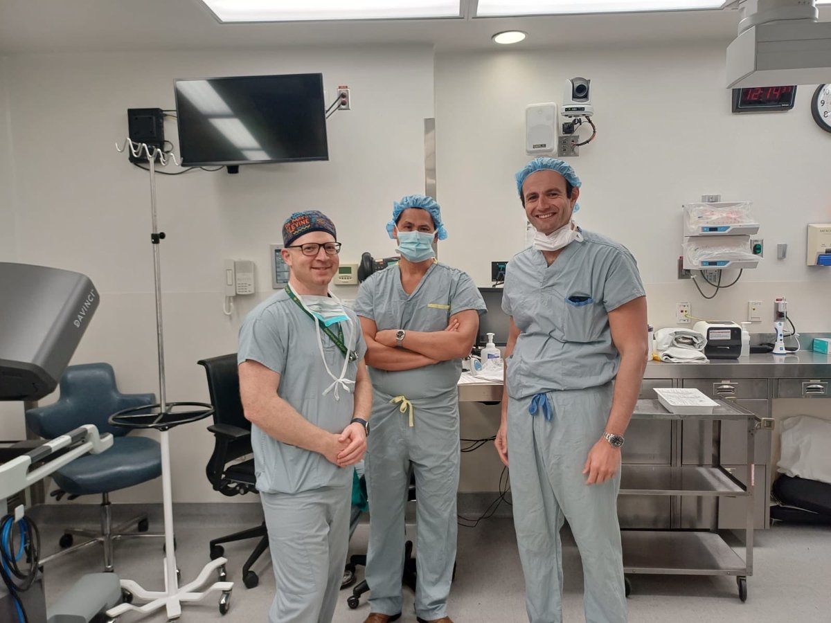 Honored to be Visiting Professor at the <a href="/UAlbertaUrology/">University of Alberta Urology</a>. Great 2 days observing a robotic kidney transplant and giving two talks. Grateful to my friend <a href="/maxlevineMD/">Max Levine</a>. An outstanding leader of robotic kidney transplantation in Canada! 🇨🇦 <a href="/CleClinicUro/">Cleveland Clinic Urology</a> <a href="/ASTSChimera/">ASTS</a> #kidney