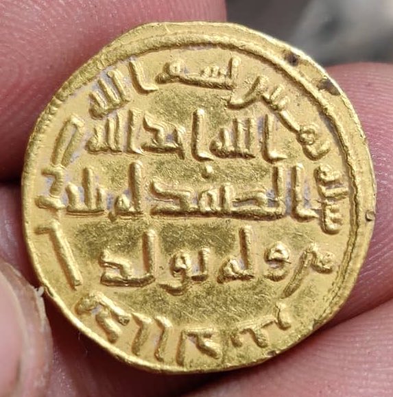 Umayyad Gold Dinar.

Year Minted 80 AH. 

Weight 4.25 gms.

Caliph Abd al-Malik bin Marwan (r. 65-86 AH).

An early example of fully Islamic reformed coinage.

Some of the Companions of Prophet Muhammad SA were alive when this particular Dinar was struck. 

Made at Damascus.