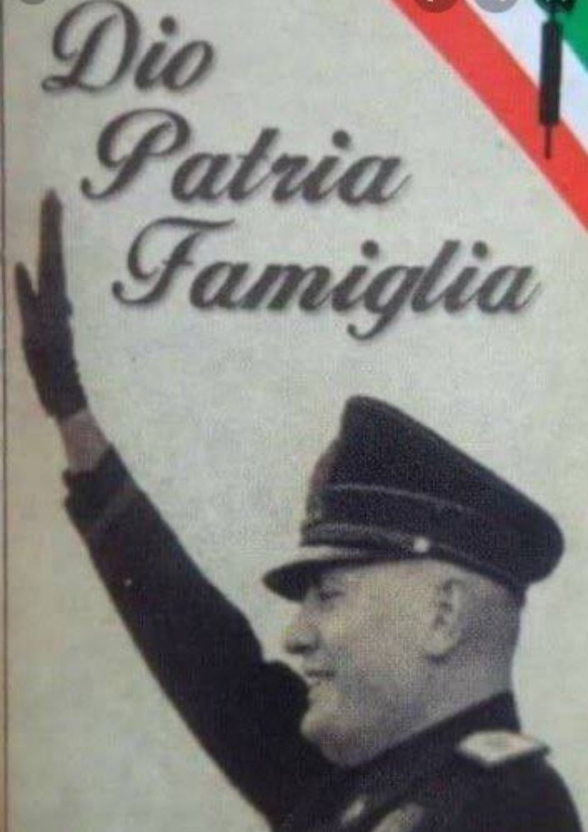 Porqué los fachos se enojan cuando los tratan de fascistas, si siempre ponen en sus perfiles “dios, patria y familia”, que corresponde al lema del fascismo de Mussolini 🤷🏽‍♂️