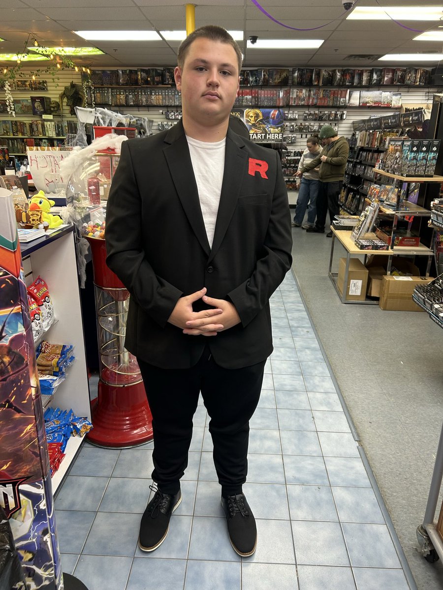 Won the Champion Card Collector #Pokeween tournament with Gholdengo! S/o to my sponsor <a href="/TopTablesTcg/">TopTablesTCG🔜Vegas</a>, <a href="/DuelSpecTCG/">DuelSpec</a> for the amazing sleeves, and all team members for good times. Also 4th in the costume contest as giovanni😎
#TTTCGWin 
R1 Gardy WW
R2 <a href="/XSimbuhhh/">Halim Bourjeili</a> WW
R3 <a href="/UncleB0n3s/">TTTCG | Shawn</a> WW