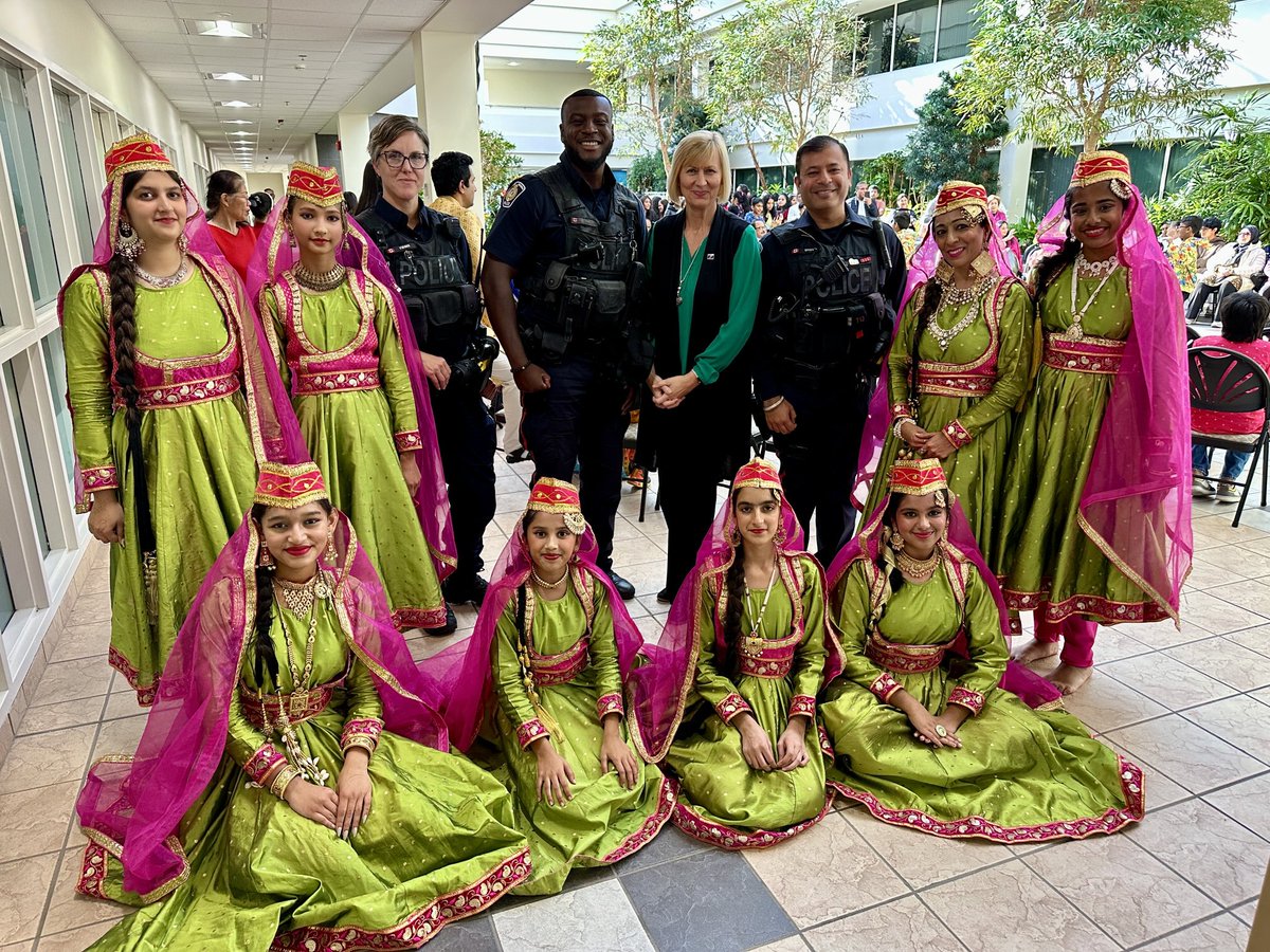 DrNataliaL's tweet image. Celebrating #Diwali at #Oakville Town Hall! #HappyDiwali