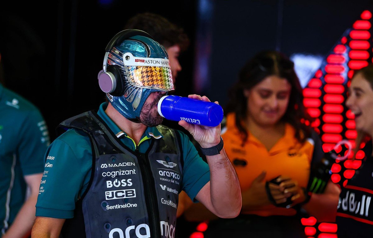 Nanosecso's tweet photo. Este tío ha perdido completamente la cabeza eh 

Se cree un power ranger https://t.co/Wr5Phk8k8V
