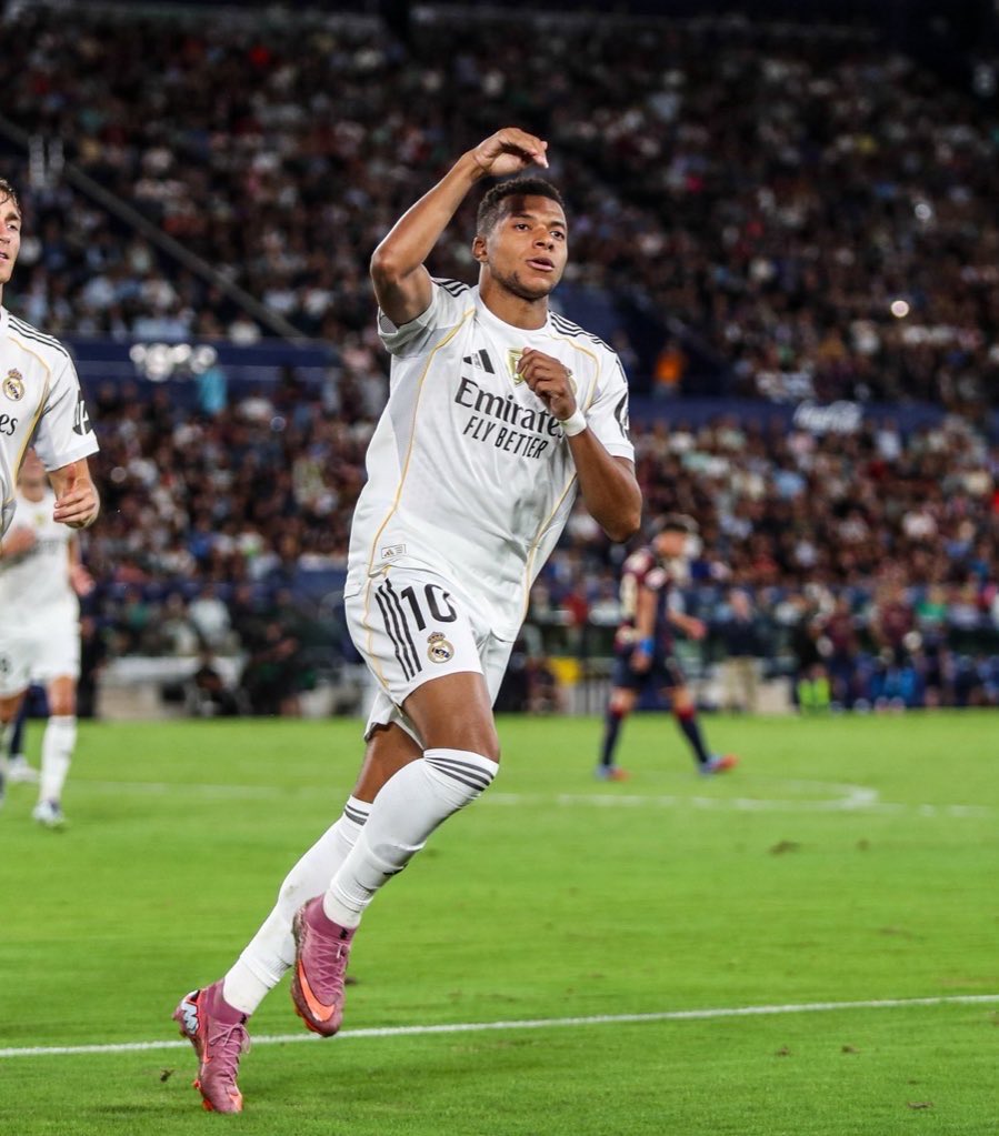 Jude Bellingham 🏴󠁧󠁢󠁥󠁮󠁧󠁿 : « 𝗢𝗡 𝗔 𝗞𝗬𝗟𝗜𝗔𝗡 (Mbappé) 🇫🇷 𝗘𝗧 𝗖’𝗘𝗦𝗧 𝗕𝗘𝗔𝗨𝗖𝗢𝗨𝗣 𝗣𝗟𝗨𝗦 𝗦𝗜𝗠𝗣𝗟𝗘. 🤷‍♂️. »

(RMTV)