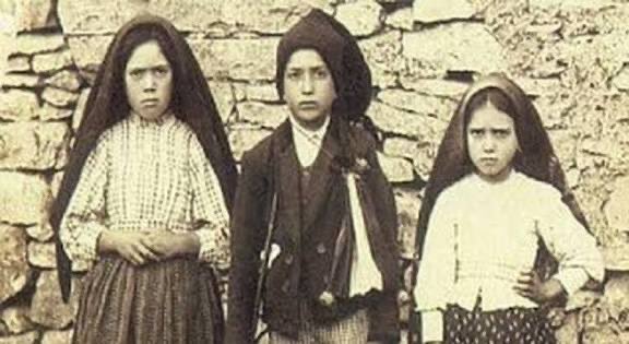 mircoDmirco's tweet photo. Che il documento approvato nel sinodo dica “… approvare i gay pride” sa tanto di “errare è umano, perseverare è diabolico”.
D’altra parte la Madonna di Fatima ha detto che la battaglia è sulla vita e sulla famiglia. 
Ma Cristo sarà sempre il Vincitore. https://t.co/WrHOSjuSSw