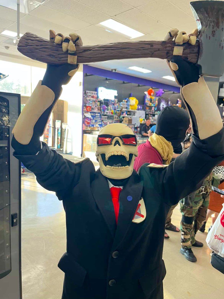 ItSJustEnDerR's tweet photo. Bouncer Cosplay! 💥🥊💀
#Pressure #robloxpressure #Cosplay #Raveyard #pressurefanart https://t.co/j3wlNG6Z74