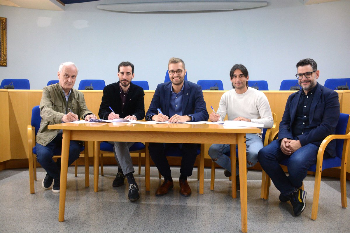 Olotuit's tweet photo. 🔊 L'#AjuntamentOlot dona suport als ateneus històrics de la ciutat amb la voluntat de contribuir a la seva activitat i per fer millores en les seves instal·lacions. 

S'atorguen ajudes a:
📍 @orfeopoloti
📍 Casino Olotí 
📍 Els Catòlics 
ℹ️ https://t.co/D7AW11ZMps

#Olot https://t.co/1wXhY7EttU