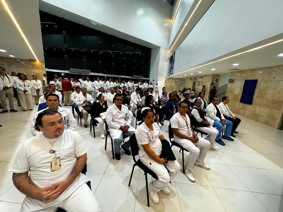 🌪️💚 El HGR No. 1 “Vicente Guerrero” demostró ser una verdadera fortaleza durante el huracán Otis.
En #IMSSGuerrero reconocemos al personal del hospital que, con valor y humanismo, siguió brindando atención médica a quienes más lo necesitaban.