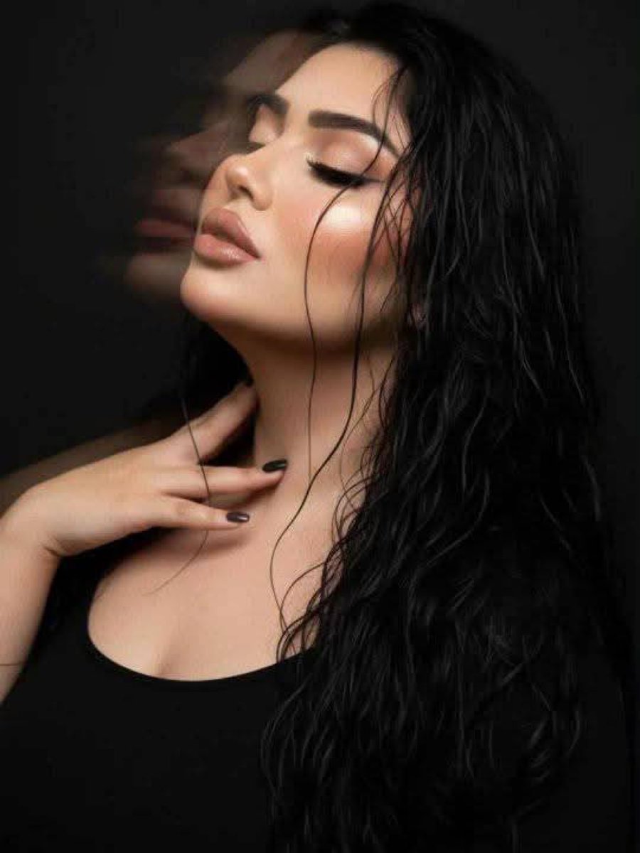 أنا لا أكتب لك ﻷني أحبك 
وإنما أحقنك حروفا في وريدي ليهدأ 
نبضي وأبقى على قيد ألحياة لا تسألني عن لحن الحنين فأنا لا أملك سوى وتر الحزين اعزف عليه ألمي ويتراقص عليه الأنين ❤️