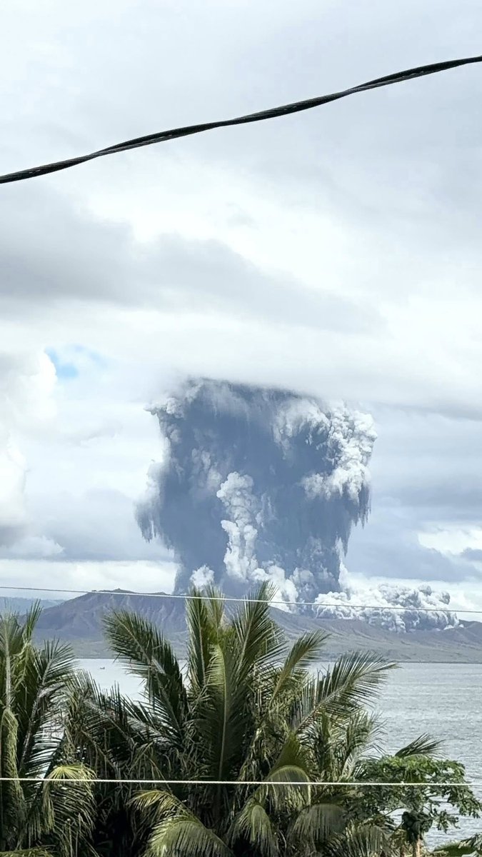 #FILIPINAS | Fuerte explosión registró el Volcán Taal de la Isla de Luzón, cerca de las 08:14 hora local de este Domingo.

📸 YouScooper Riza Gonzales-Patani.
---  Octubre 26, 2025 -- #RCM #rcmet