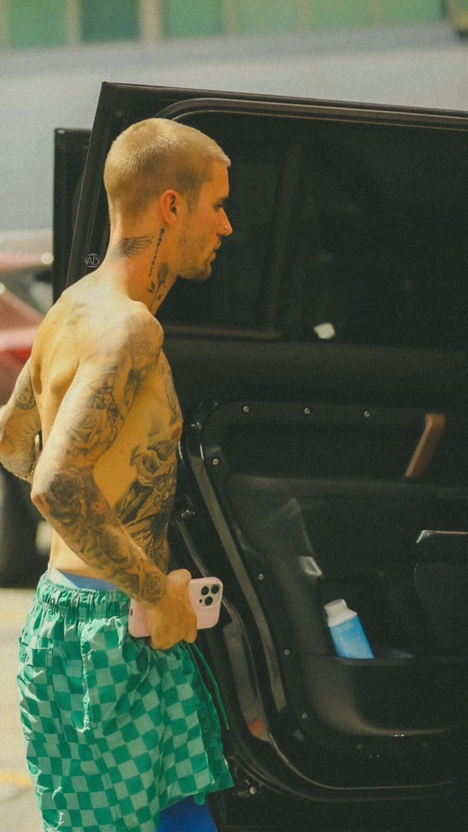 ⠀
       ، 📸 :  𝐭𝗁𝗂𝗌  𝗂𝗌  ﹫𝗃𝗎𝗌𝗍𝗂𝗇𝗯𝗶𝗲𝗯𝗲𝗿    
   ⠀ 𝗆𝗋.  𝓼𝗂𝗓𝗓𝗅𝖾𝗋   ◜☆ ⸼   #IG  𝘂𝗽𝖽𝖺𝗍𝖾  .’