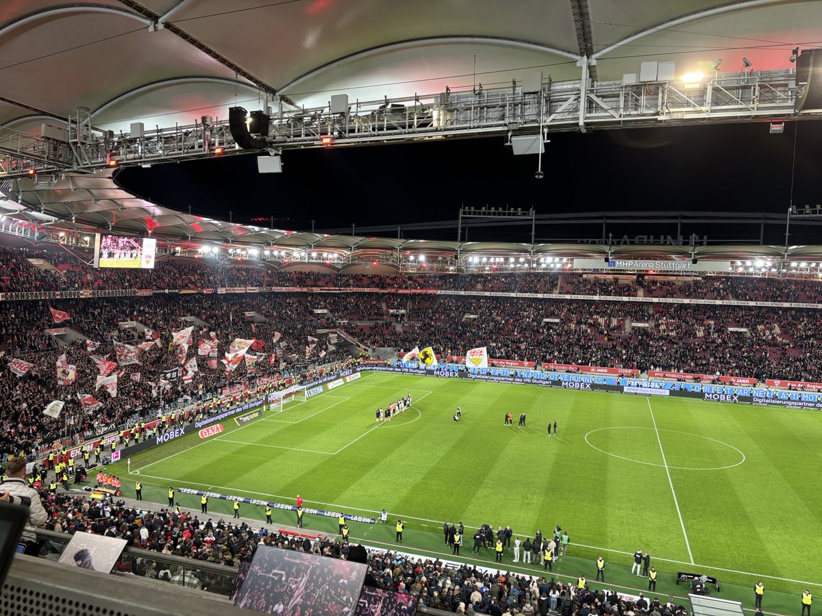 „Und am Mittwoch schmeißen wir euch raus“, singt die Kurve nach #VfBM05.
Mutige Hoeneß-Aufstellung, ist aber aufgegangen.
Starke Antwort von Undav auf die teils beschämenden Kommentare der letzten Tage.
Daxo überragend.

Viel Kraft allen 05ern, drücke die Daumen!

#VfB