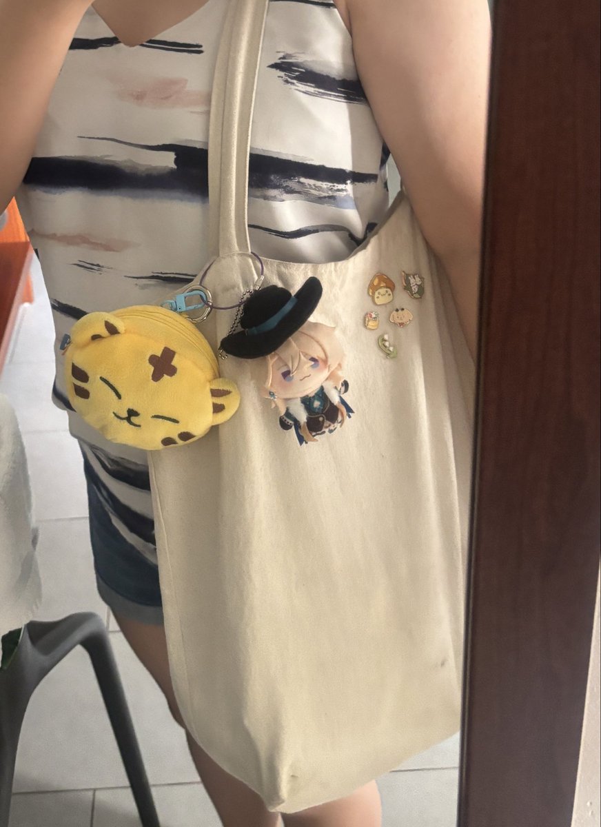 I’ll be giving out freebies at the #seventeen sunrise Florida concert day 2 !! Or find me walking around Miami between today to Tuesday with tamtam. 

OCL flew away while I was taking this picture 😔