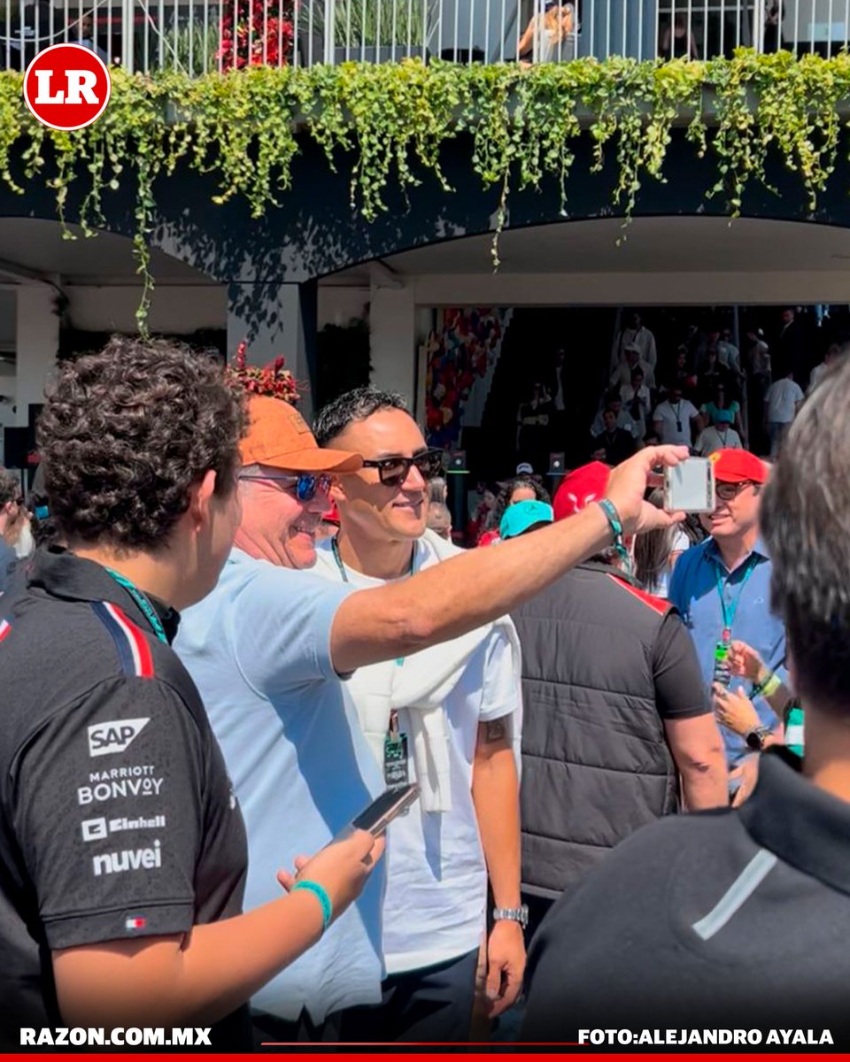 #FOTOS | ¡El Club Universidad presente en la F1!
Keylor Navas, portero de Pumas, atiende a los fans en el GP de México. 
📸: <a href="/AyalarAlejandro/">El Flaco</a> / <a href="/LaRazon_mx/">La Razón de México</a>