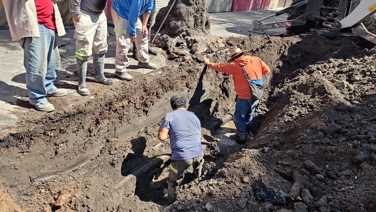 AzcapotzalcoMx's tweet photo. En la colonia #Prohogar se atendió una fuga de agua con el apoyo de #SEGIAGUA, Operación Hidráulica y Protección Civil de #Azcapotzalco, quienes actuaron de manera oportuna para controlar la situación y restablecer el servicio. 🚰
Agradecemos el compromiso de los equipos que ayudan a garantizar el bienestar y acceso al agua.
#BienestarParaElPueblo