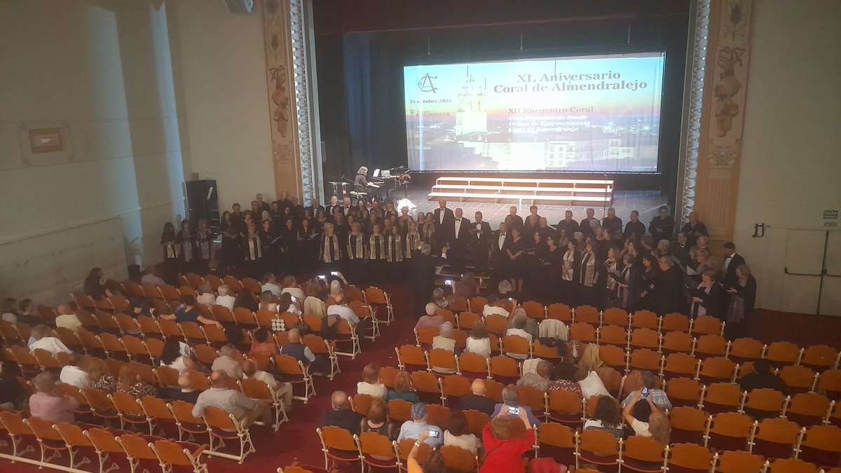 CorodeSande's tweet image. 📸 Ayer celebramos el XII Encuentro Coral &quot;Ciudad de Almendralejo&quot;, lleno de música y alegría, con motivo del XL Aniversario de la Coral de Almendralejo 🎶❤️ 

Gracias al Orfeão de Entroncamento y a todos los que lo hicieron posible 🙌
#CoraldeAlmendralejo l #40Aniversario