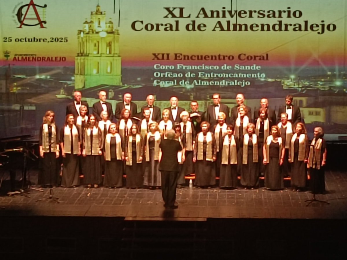 CorodeSande's tweet image. 📸 Ayer celebramos el XII Encuentro Coral &quot;Ciudad de Almendralejo&quot;, lleno de música y alegría, con motivo del XL Aniversario de la Coral de Almendralejo 🎶❤️ 

Gracias al Orfeão de Entroncamento y a todos los que lo hicieron posible 🙌
#CoraldeAlmendralejo l #40Aniversario