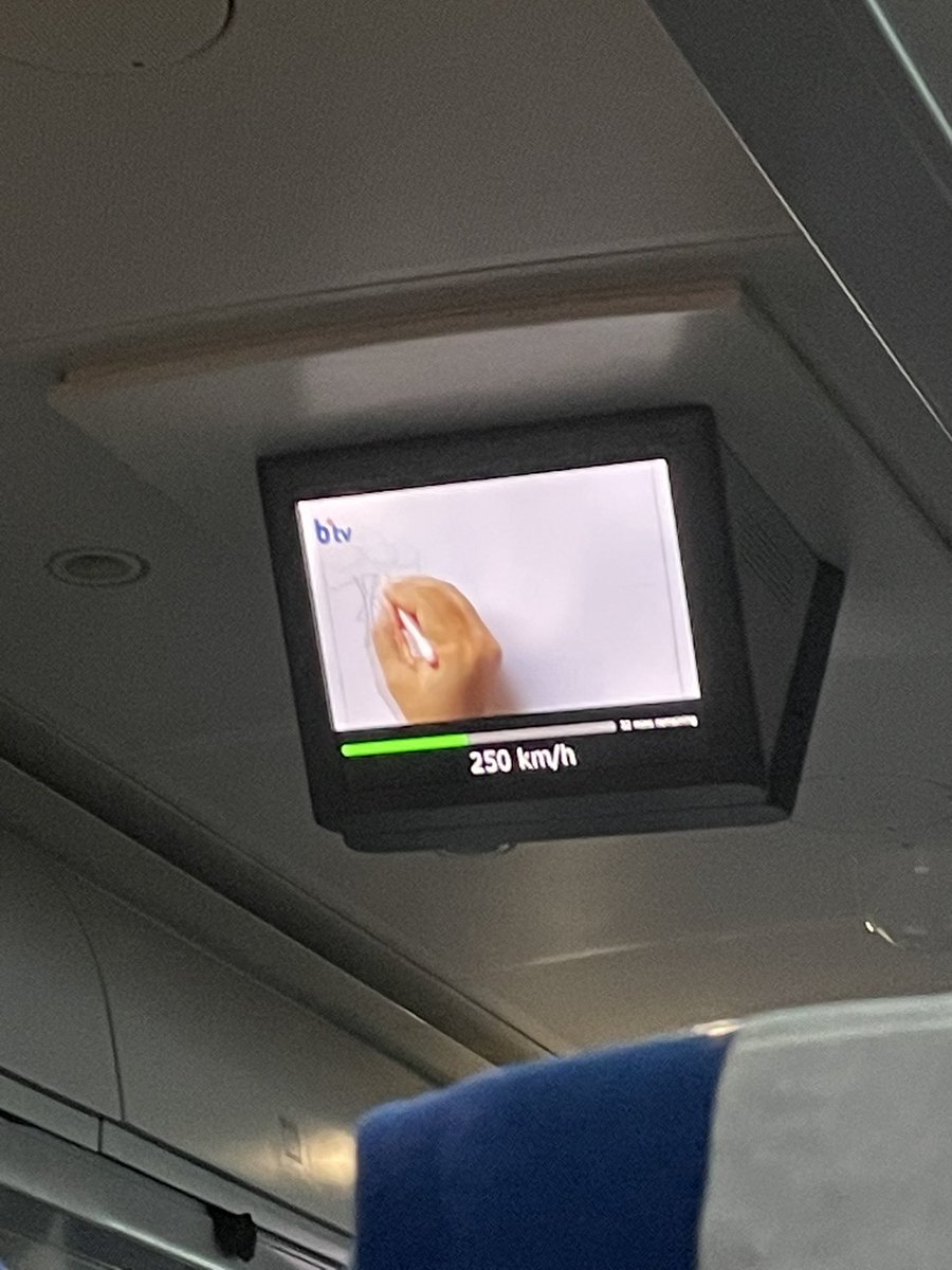Becosisko's tweet photo. Trenlerdeki şu küçük televizyon sarmaya başladı (mecbur kaldım int çekmiyo) https://t.co/1x1NI2XWoc