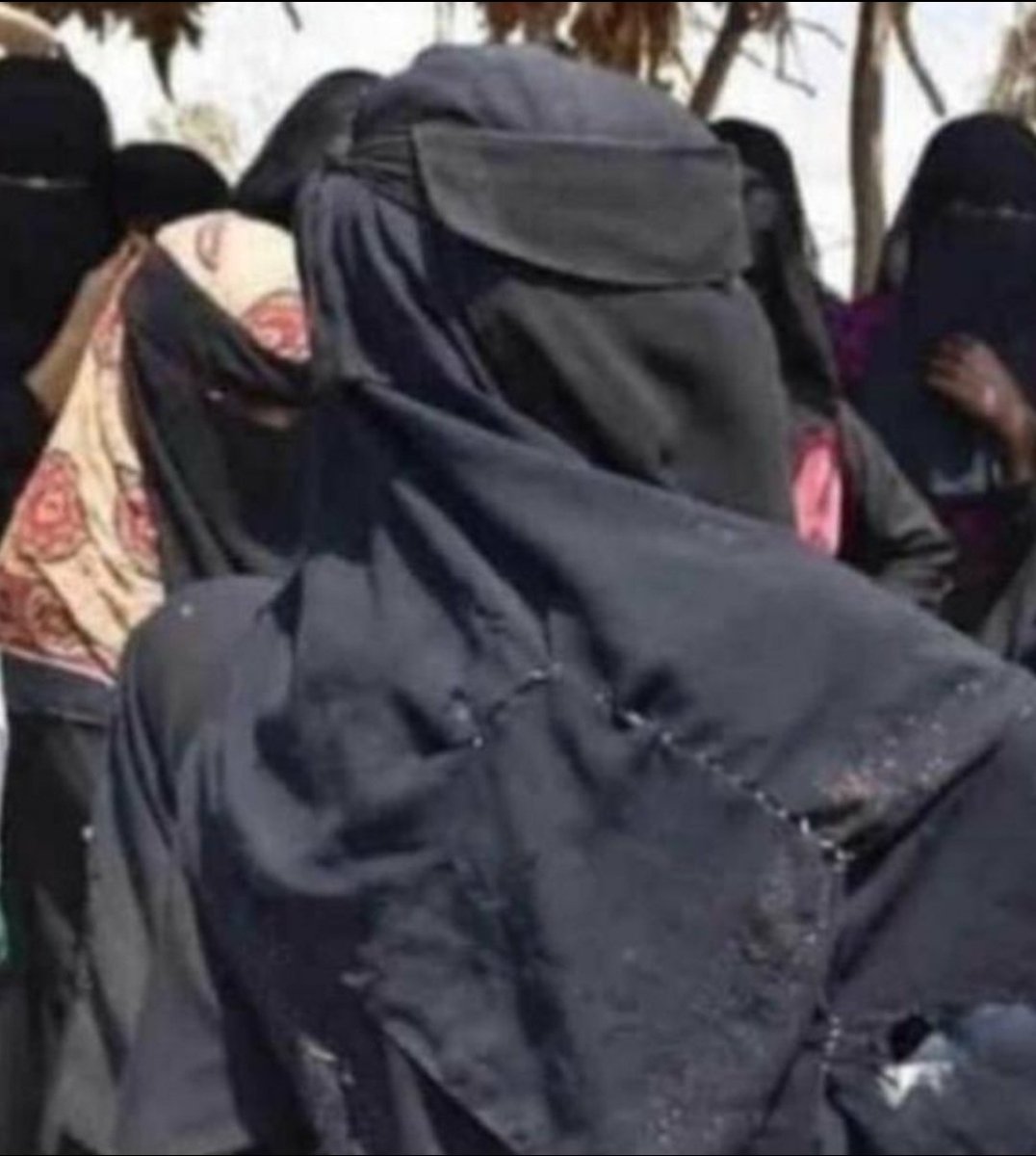 "رغم فقرها ، لم تخلع #حجابها وسترها" وتعصي خالقها وتعرض مفاتهن في التيك توك والسناب شات من أجل المال والشهرة.
"بل رقعت حجابها الممزق"  طاعة لخالقها الذي أمرها بالحجاب والستر والحشمة.
نسأل الله.. 🤲 أن يوفقها ويسعدها في الدنيا والاخرة وأن يرزق بالمال الحلال الذي يستد حاجتها عن