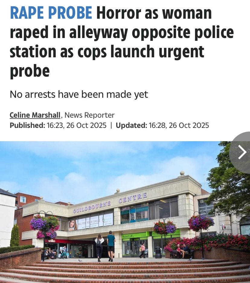 SBarrettBar's tweet image. Police too busy looking at tweets to look out the window
😡