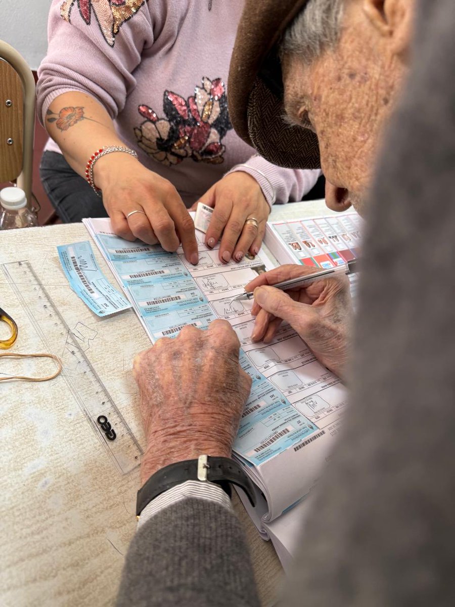 hhdospierre's tweet image. Ana @indusverde fue convocada por su padre (mi suegro Marcos, 94...) para que lo acompañe a votar. ¿Se les nota la alegría?
