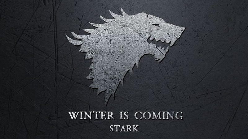 Pues nada. Noche cerrada a las siete y media de la tarde en el Far West.
Hay aroma de invierno acercándose por el horizonte.

En la casa Stark seguimos a lo nuestro. 😌