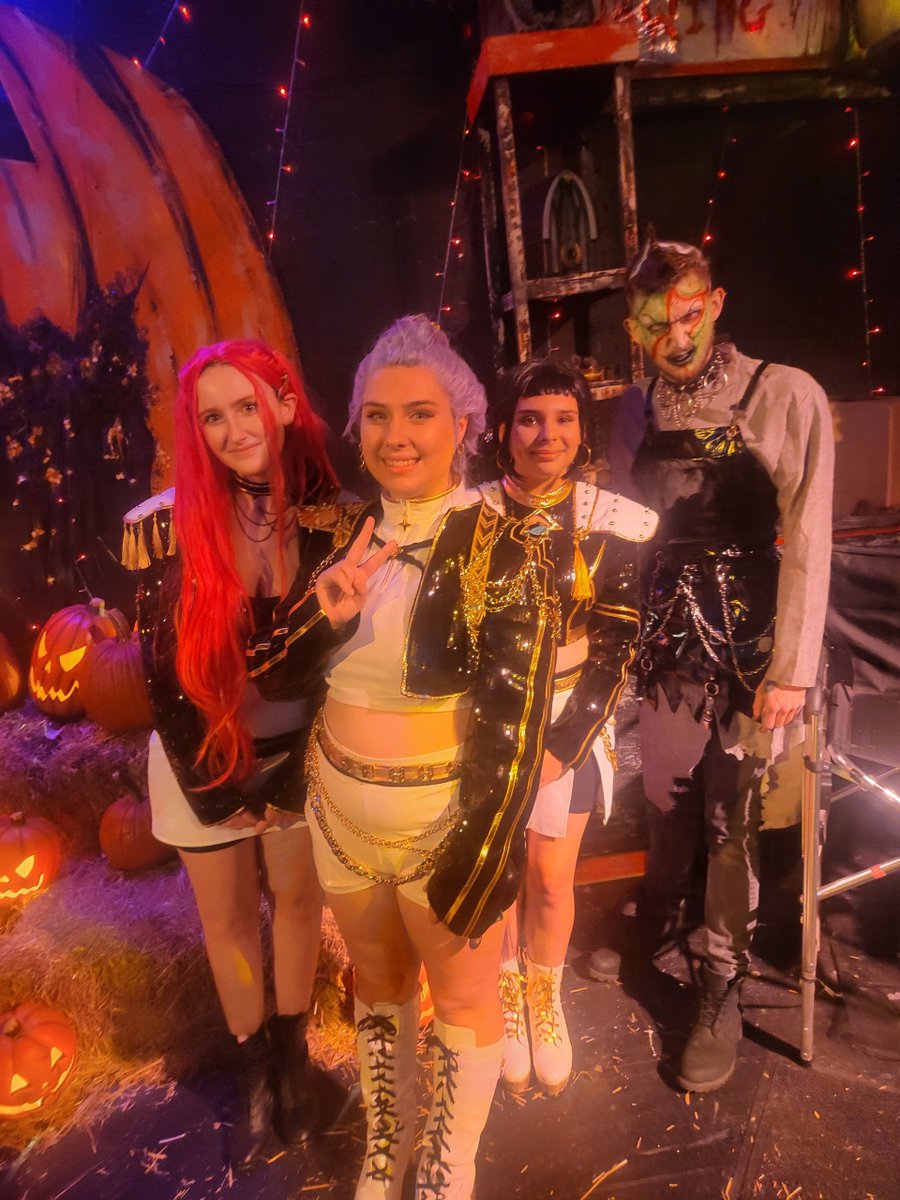 JJohnimo's tweet image. Cosplay as Rumi and team at Laurel House of Horrors making the crowd cheer and we took 60 picks with fans! #kpop