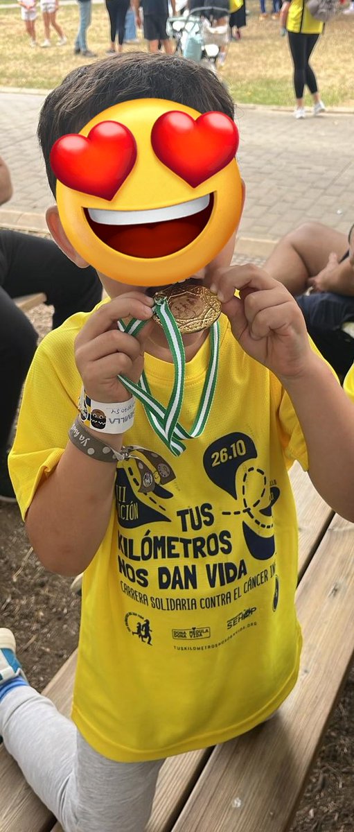 Mi hijo pequeño también tiene su medalla. Pero lo vivido con mi hijo Mateo ha sido increíble. Gracias a todos <a href="/TusKmsDanVida/">Kms Dan Vida</a> a los superhéroes, colaboradores, mi gente del hospital y a todo el público.