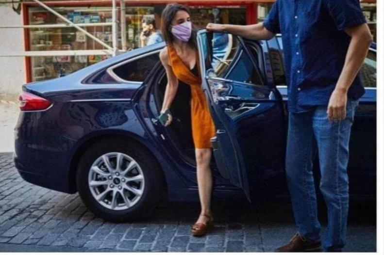 Quarter04232136's tweet image. La socialista Irene Montero pide a las mujeres rechazar a los hombres que les abren las puertas antes de ingresar a los vehículos, alegando que no es por caballerosidad, sino para someterles. 
👇  ESTA ES IRENE MONTERO👇 BAJANDO DE UN  COCHE.  ¿Y QUIÉN LE ABRE LA PUERTA ? UN MAN
