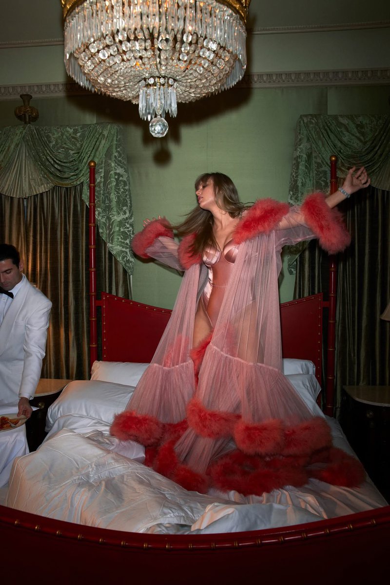 colorfulights's tweet image. an absolute crime that we only got 2 pictures of these looks