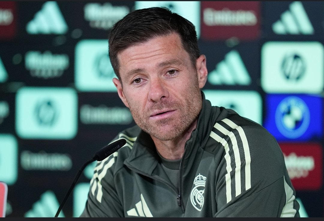 « La réaction de Vini après son remplacement ? Vini a fait un match magnifique ce soir, et c’est ça qui compte vraiment. Ce qui s’est passé ensuite, on en parlera en privé, ce n’est pas très important. ».Xavi Alonso.