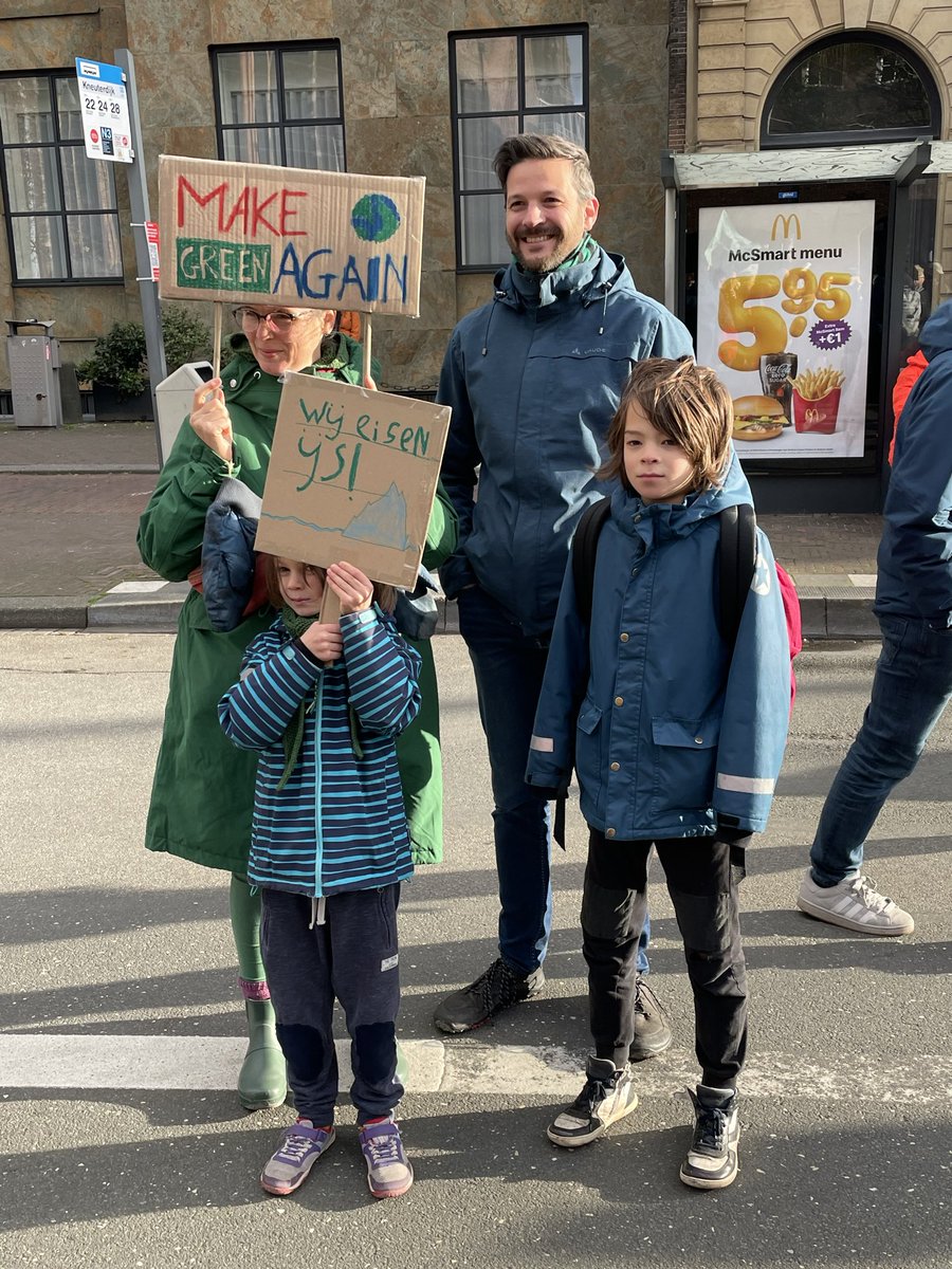 PoelmanJos's tweet image. #klimaatmars 

‘Wij eisen Ijs’

‘Make earth green again’

#Klimaatmars #DenHaag #verkiezingen 
#StemVoorHetKlimaat 💚❤️