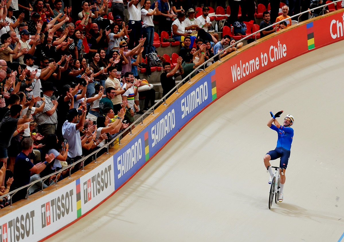LiaCapizzi's tweet image. L'ultimo ballo di Elia Viviani è una impresa da brividi.
Come chiudere una carriera già leggendaria (campione olimpico e mondiale, campione europeo strada &amp;amp;pista)?
Vincendo.
In Cile nella sua ultima gara, a 36 anni, è ORO mondiale nell'Eliminazione.

Grazie Profeta, sei Storia
🇮🇹