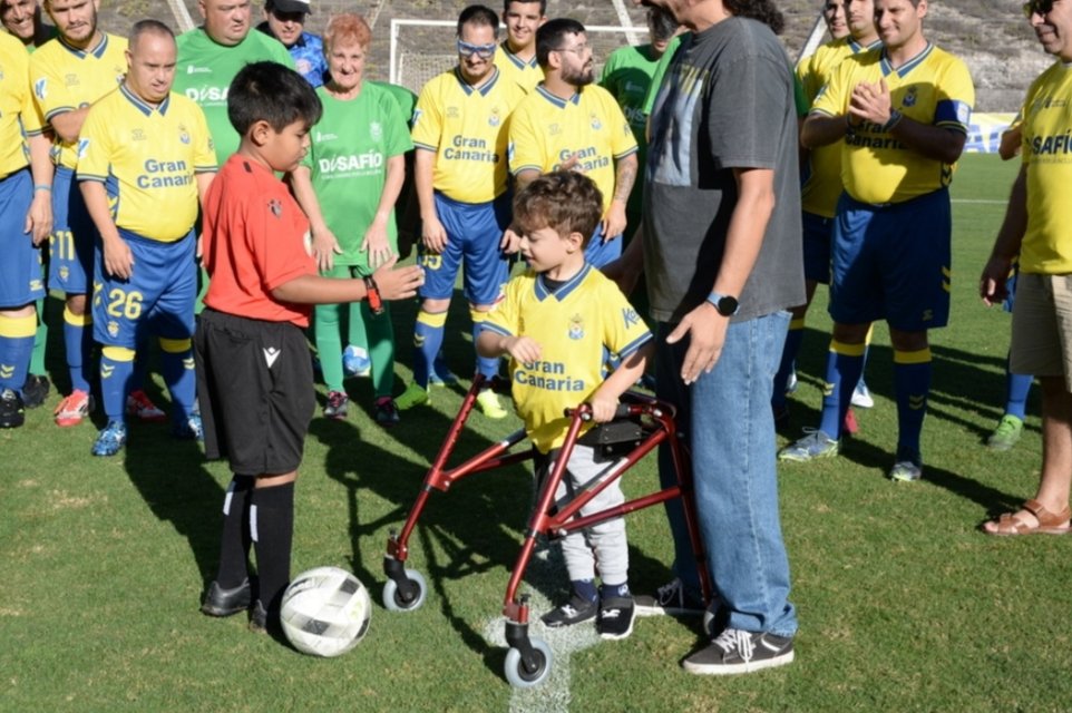 ⚽ ¡Arranca la 2.ª temporada de la #LigaDISAFÍO en Barranco Seco! 12 equipos de la provincia viven una jornada llena de compañerismo, esfuerzo y pasión por el fútbol. 💛💙
#UDLasPalmas #FútbolInclusivo #DISAFÍO