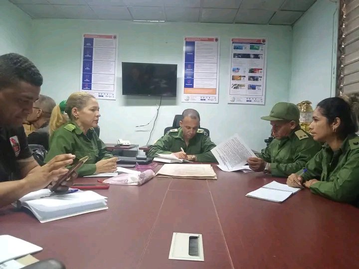 El Consejo de Defensa Municipal de #Bolivia, puntualizando las acciones a cumplir en la fase Informativa , los Cunagüeros #PreparadosYAlertas , ante la amenaza del Huracán Melissa #BoliviaXCuba #SeguimosEnCombate