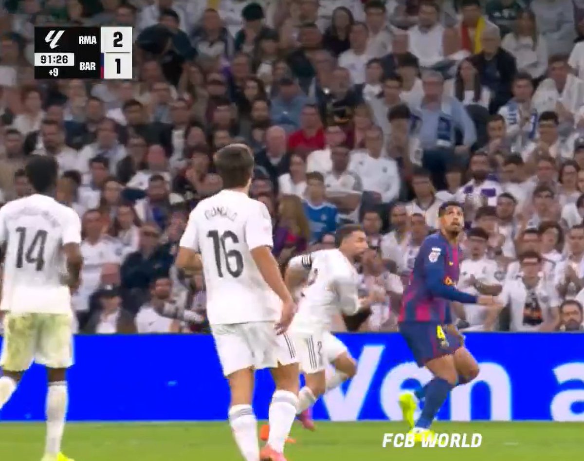 CuentaMister's tweet image. ¿A quién está mirando Araujo? AL BALÓN
¿A quién está mirando Carvajal?...
No hay más preguntas señoría
Unas veces se gana... y otras te roban.
Ánimo equipo!!! VISCA EL BARÇA!!! @Pedri @DeJongFrenkie21 @RonaldAraujo_4 @lewy_official @FerranTorres20 @ericgm3 @jkeey4 y todos!!!…