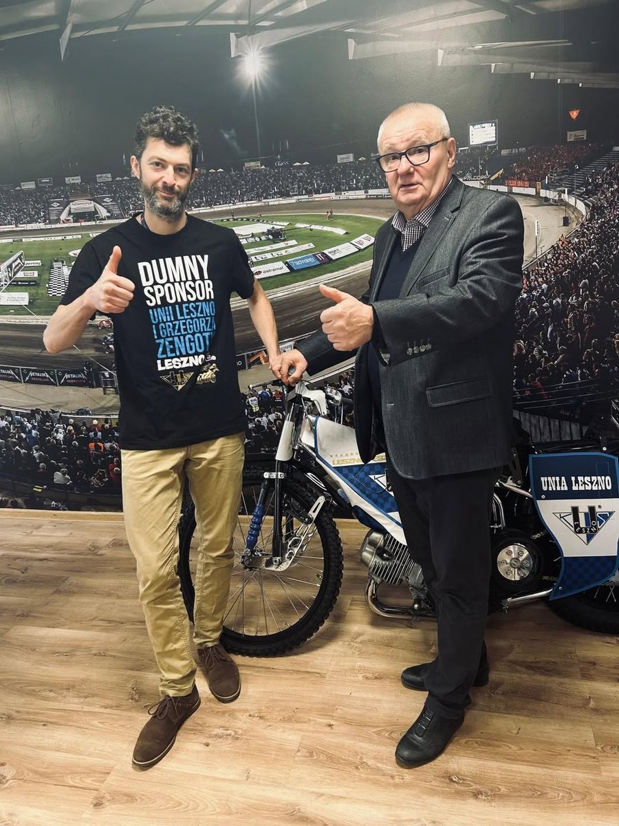 UniaLesznoKS's tweet photo. Z radością informujemy o ustaleniu warunków współpracy w sezonie 2026 z właścicielami aplikacji Leszno Je do zamawiana jedzenia do Twojego domu. ⚪️🔵🤟🏼
#UniaLeszno #Metalkas2Ekstraliga #PGEEkstraliga #KSUL2025 #Speedway #BullSquad https://t.co/rlYjJU3U84