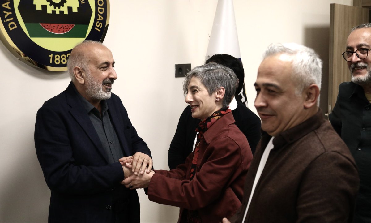 Koma Amed Müzik Grubu, DTSO Yönetim Kurulu Başkanı Mehmet Kaya’yı <a href="/kayadb/">Mehmet Kaya</a> ziyaret etti. 
Kaya, ziyaretin anısına grup üyelerine Amedspor formaları ve yöresel ürünler hediye etti.
Koma Amed’e nazik ziyaretleri için teşekkür ederiz.
#komaamed