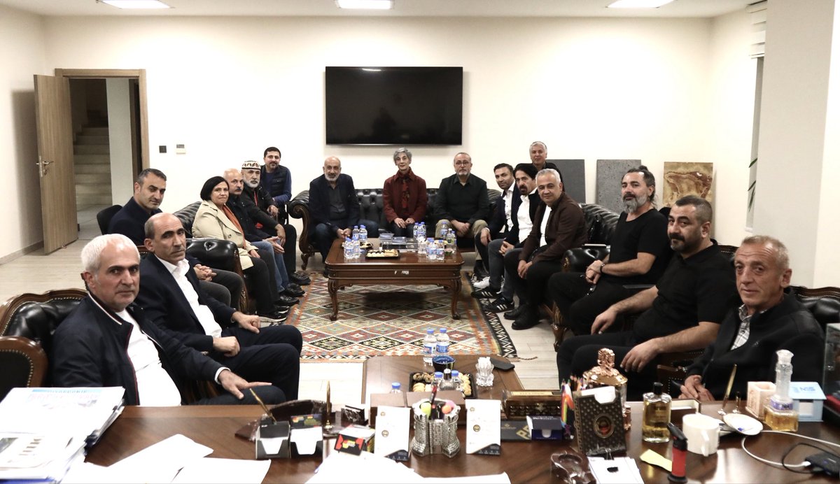 DiyarTSO's tweet photo. Koma Amed Müzik Grubu, DTSO Yönetim Kurulu Başkanı Mehmet Kaya’yı @kayadb ziyaret etti. 
Kaya, ziyaretin anısına grup üyelerine Amedspor formaları ve yöresel ürünler hediye etti.
Koma Amed’e nazik ziyaretleri için teşekkür ederiz.
#komaamed https://t.co/2z6EFaEOqO