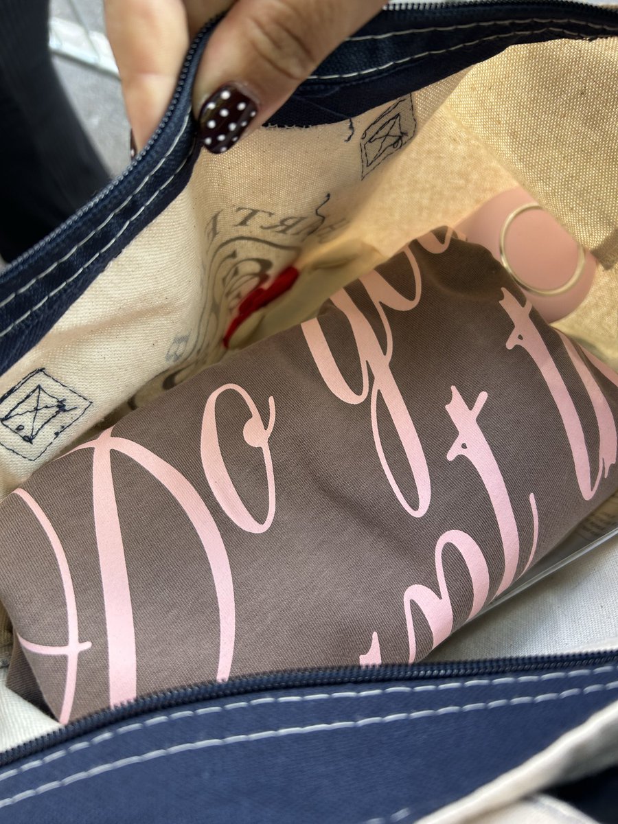 swiftcone's tweet image. me carrying around my house tour tee swaddled like a newborn baby!!
and she is!!!