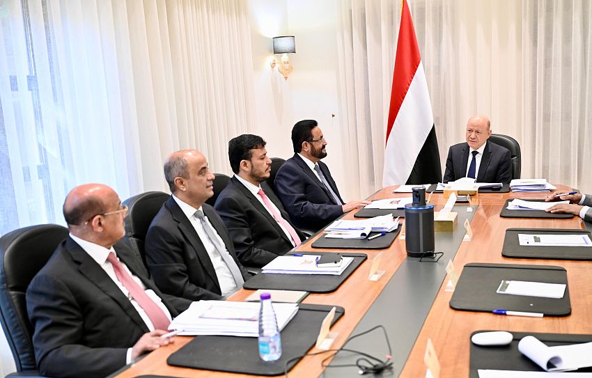 رئيس مجلس القياده يناقش مستجدات الأوضاع الوطنيه ويحث علي تعظيم مكاسب الاصلاحات وتضيق الخناق علي المليشيات الحوثيه 
facebook.com/share/p/1CkWrN…