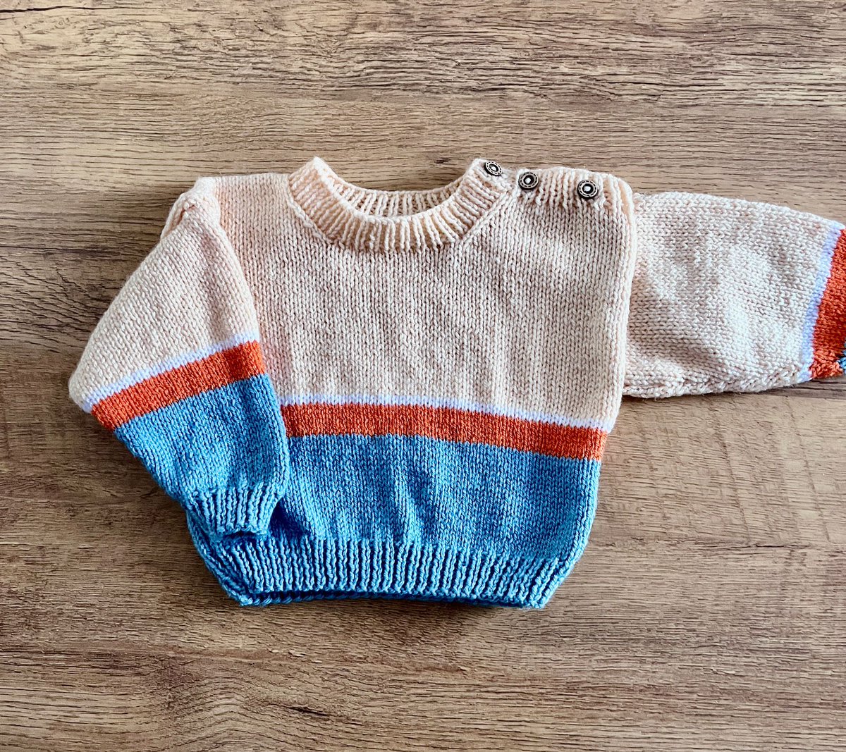 HandKnics's tweet image. Another new addition to the shop today!
This fabulous colour blocked jumper.

buff.ly/V7QqJTD
#mhhsbd #craftbizparty #handmade