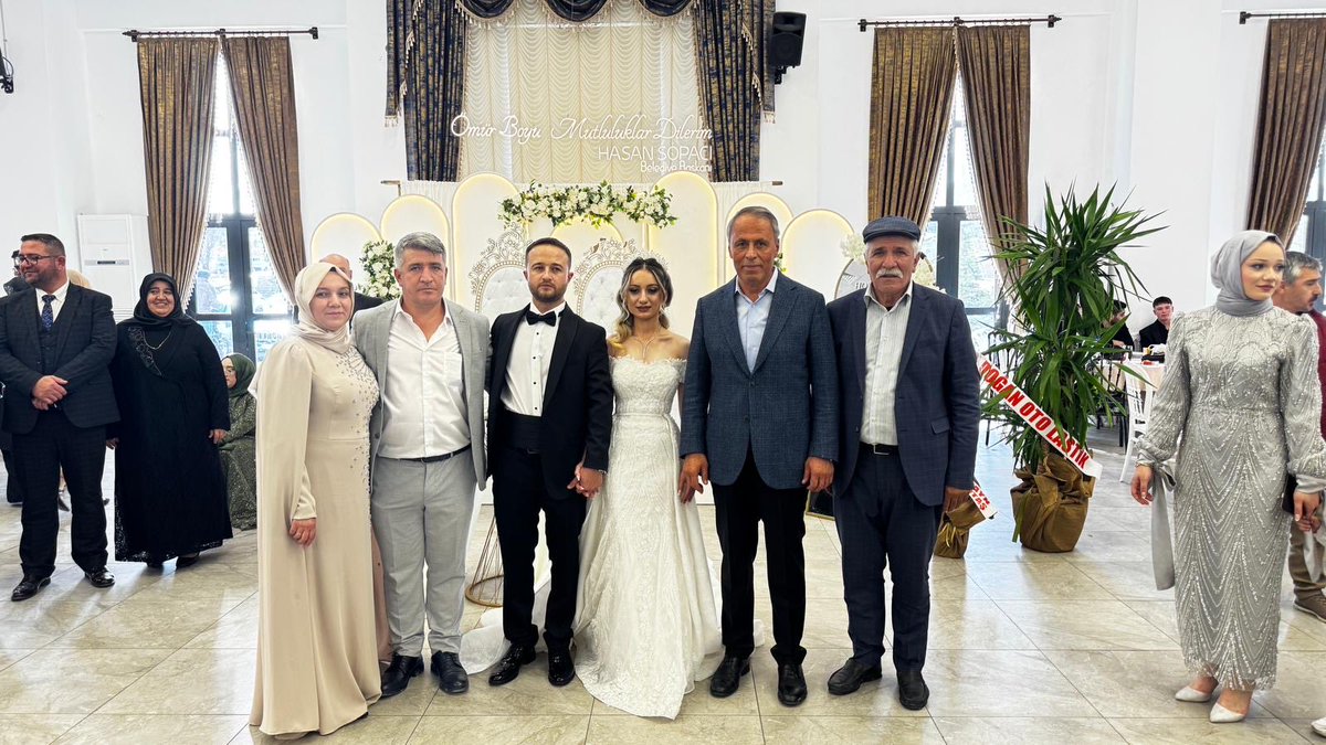 İlçemiz İş İnsanı   Mermerci  Şenol Öz kardeşimizin oğlu ,Önceki dönem Ak Parti ,gençlik kolları Başkanımız Enes ile Beymelik Köyü Muhtarımız Sedat Topçu kardeşimizin kızı  Özlem'in düğün merasimlerine katılarak mutluluklarına ortak olduk.