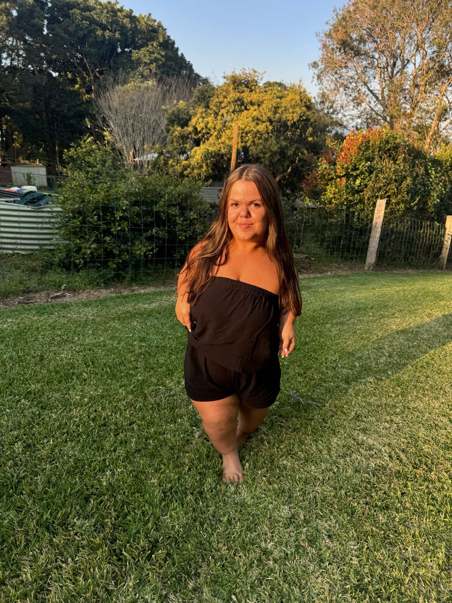 Say hi if you’re into small and all natural women ☺️