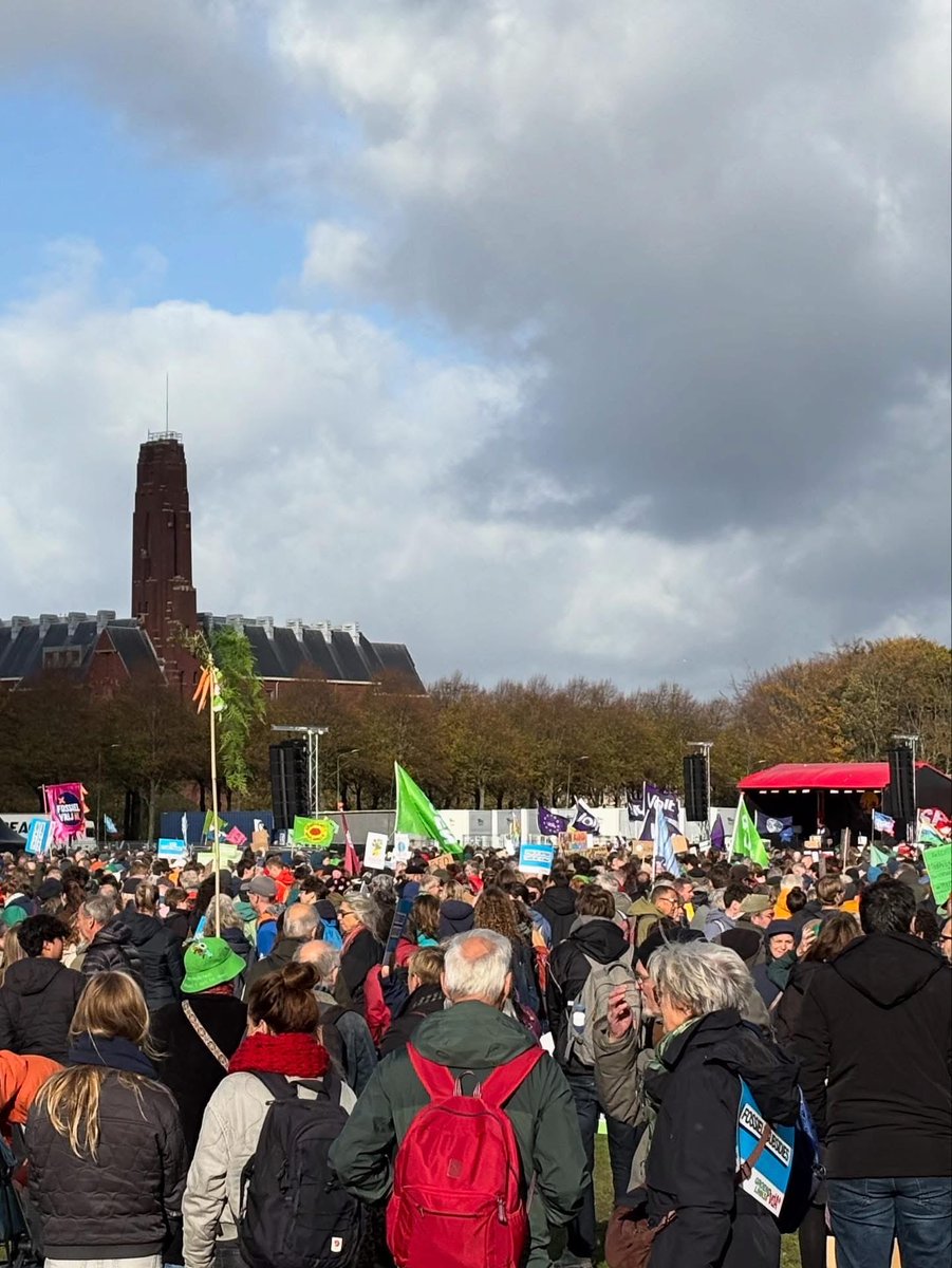 PvdALochem's tweet image. ❤️💚 GroenLinks-PvdA Lochem was aanwezig bij de #klimaatmars. En we waren niet alleen! Uit het hele land kwamen tienduizenden mensen - ondanks het onstuimige herfstweer 🍂 - naar Den Haag. Stem 29 oktober vóór effectief klimaatbeleid! 👊