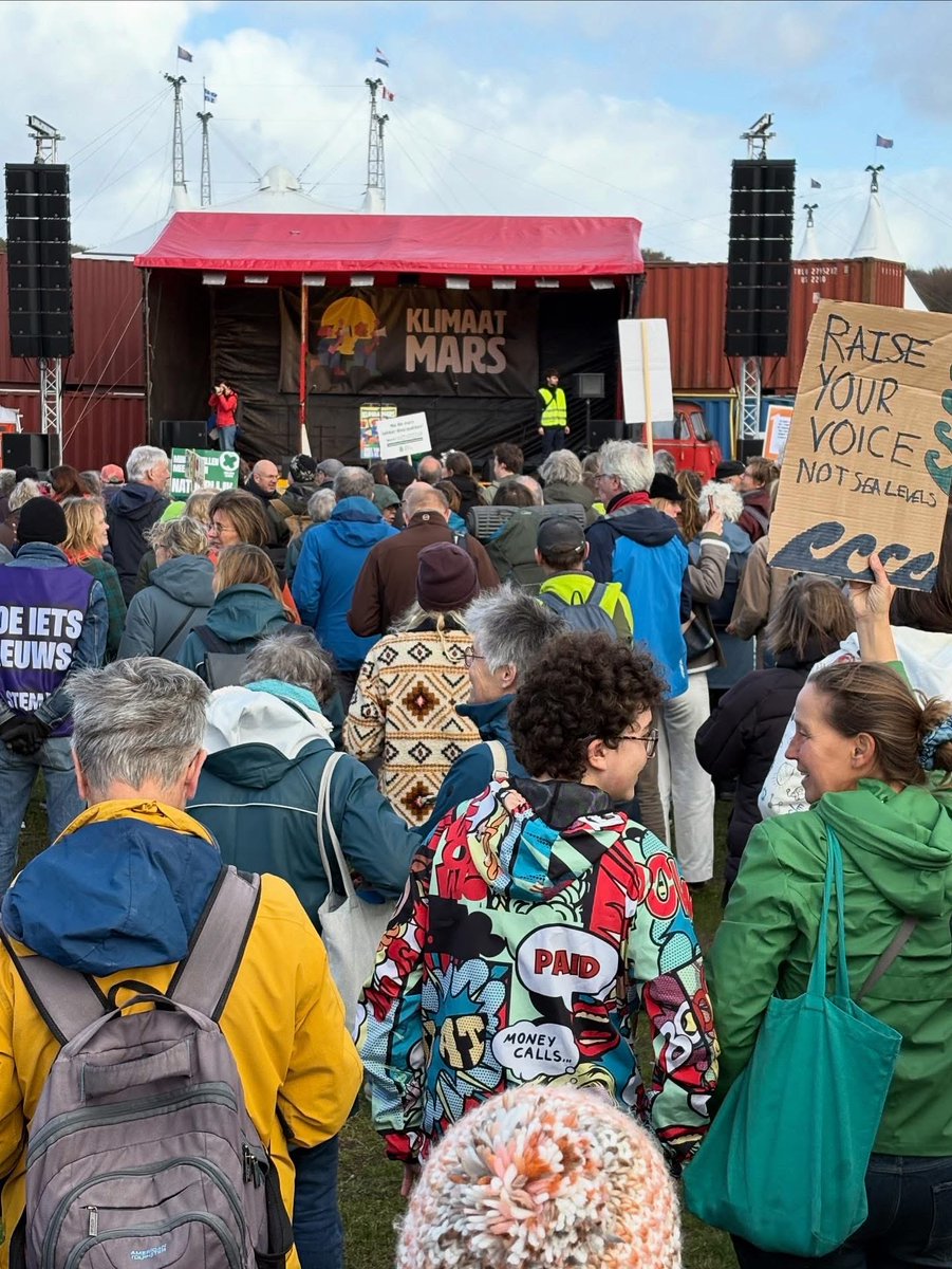 PvdALochem's tweet image. ❤️💚 GroenLinks-PvdA Lochem was aanwezig bij de #klimaatmars. En we waren niet alleen! Uit het hele land kwamen tienduizenden mensen - ondanks het onstuimige herfstweer 🍂 - naar Den Haag. Stem 29 oktober vóór effectief klimaatbeleid! 👊