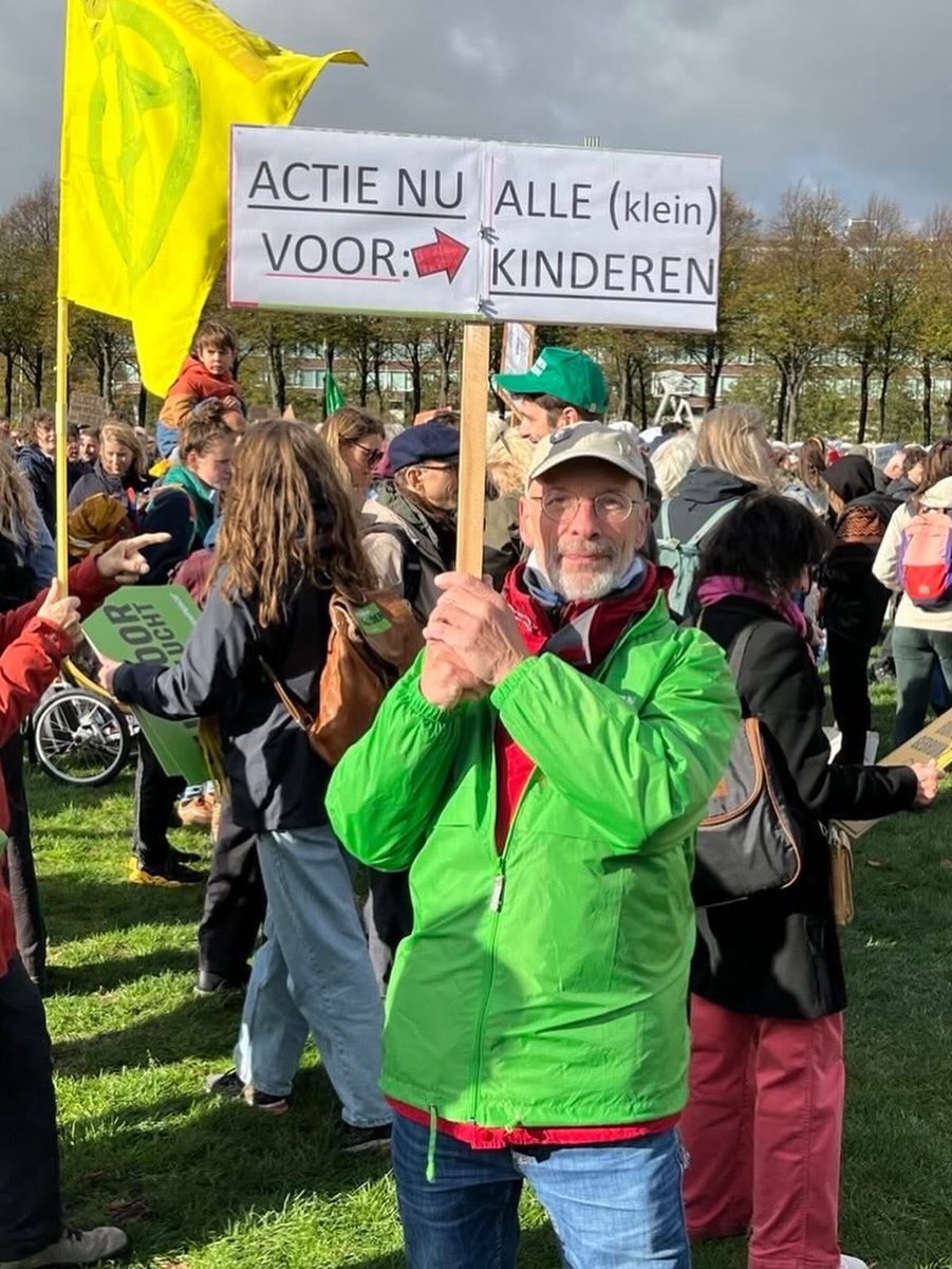 PvdALochem's tweet image. ❤️💚 GroenLinks-PvdA Lochem was aanwezig bij de #klimaatmars. En we waren niet alleen! Uit het hele land kwamen tienduizenden mensen - ondanks het onstuimige herfstweer 🍂 - naar Den Haag. Stem 29 oktober vóór effectief klimaatbeleid! 👊