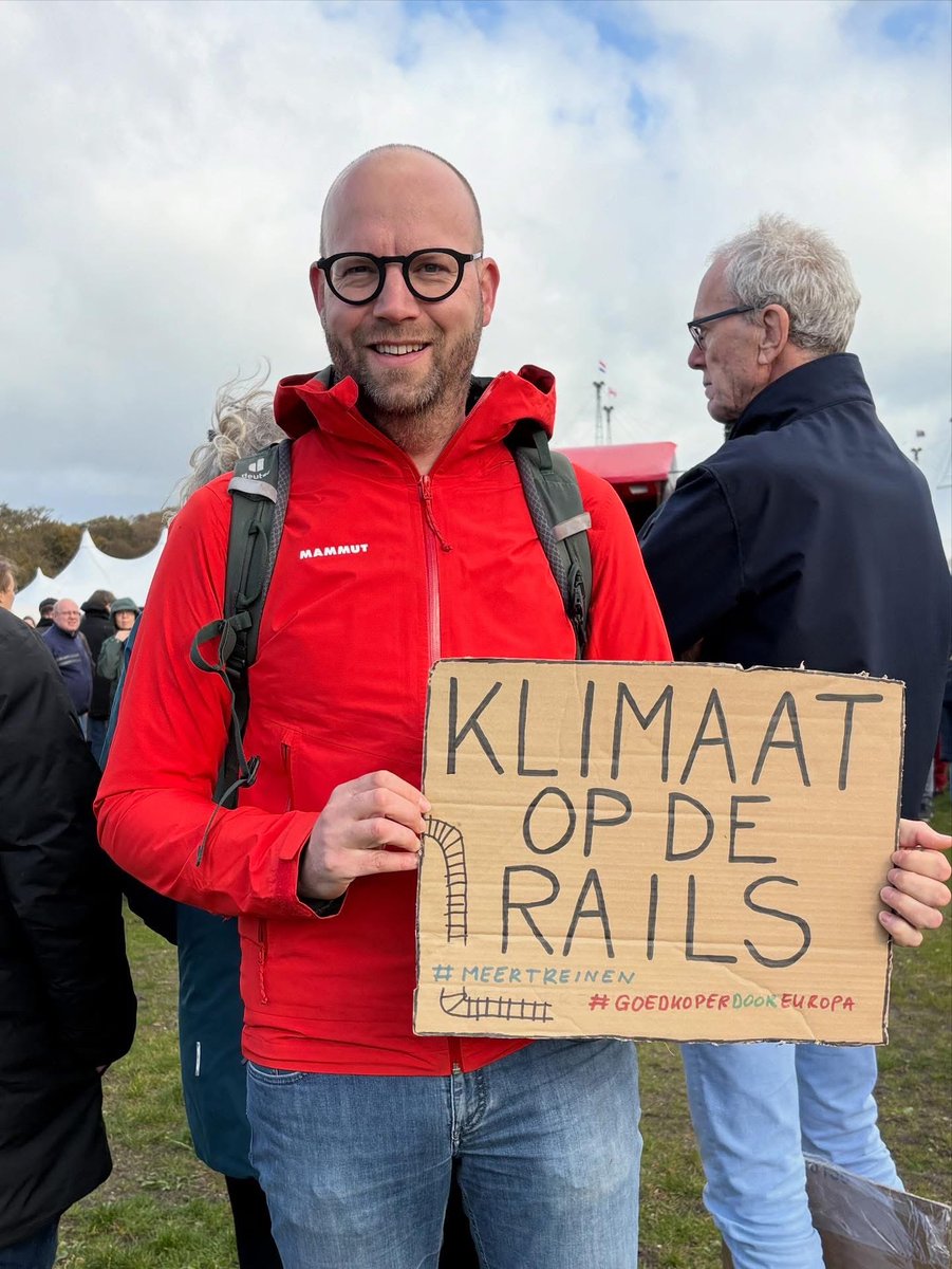 PvdALochem's tweet image. ❤️💚 GroenLinks-PvdA Lochem was aanwezig bij de #klimaatmars. En we waren niet alleen! Uit het hele land kwamen tienduizenden mensen - ondanks het onstuimige herfstweer 🍂 - naar Den Haag. Stem 29 oktober vóór effectief klimaatbeleid! 👊